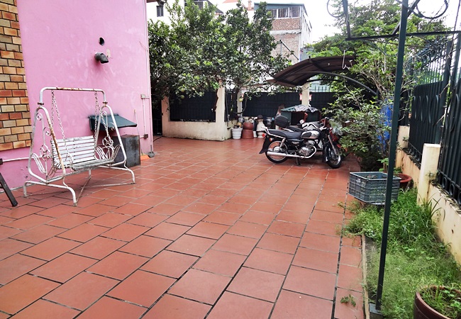 Au Co house with large yard for rent