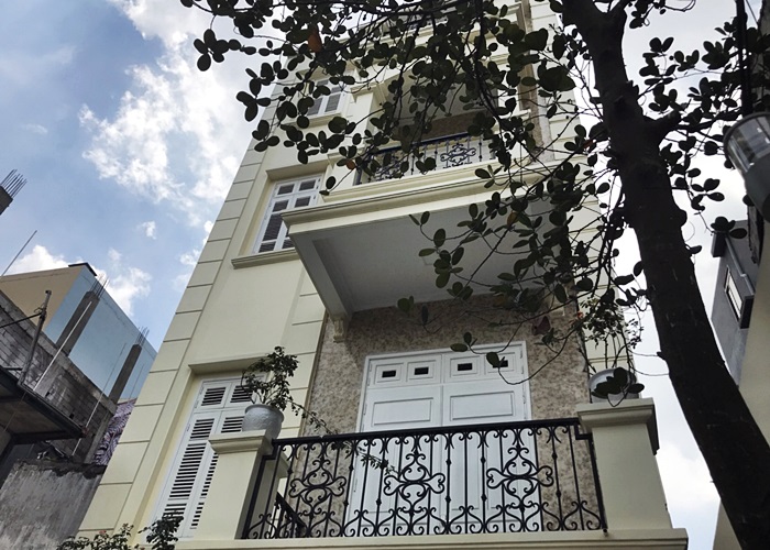 Basic furnished house in Lac Long Quan for rent 