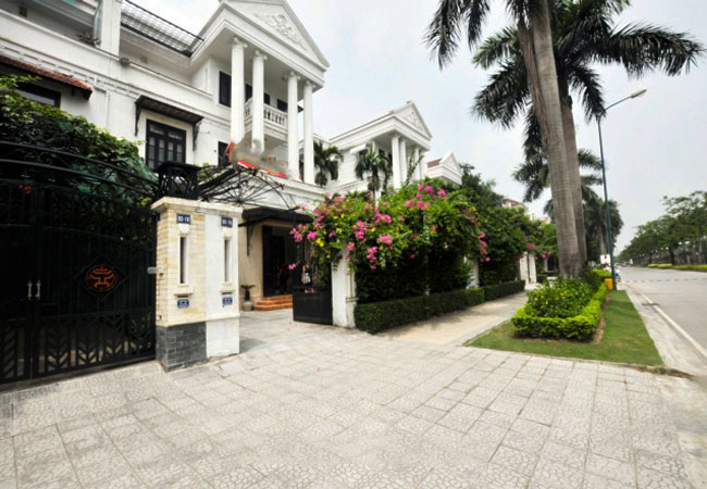 Big villa in Ciputra for rent with full of furniture