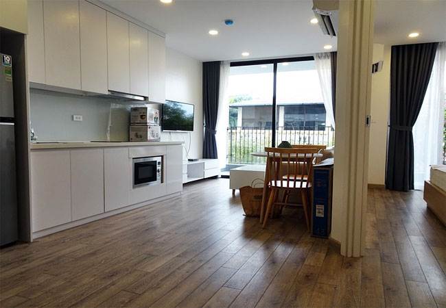 Cho thuê căn hộ dịch vụ mới 01 phòng ngủ, ban công rộng ở phố Tô Ngọc Vân, quận Tây Hồ