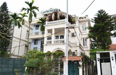 Nhà cổ điển có sân vườn cho thuê ở bờ hồ Tây view đẹp