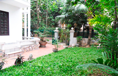 Nhà không đồ cho thuê với sân vườn rộng 