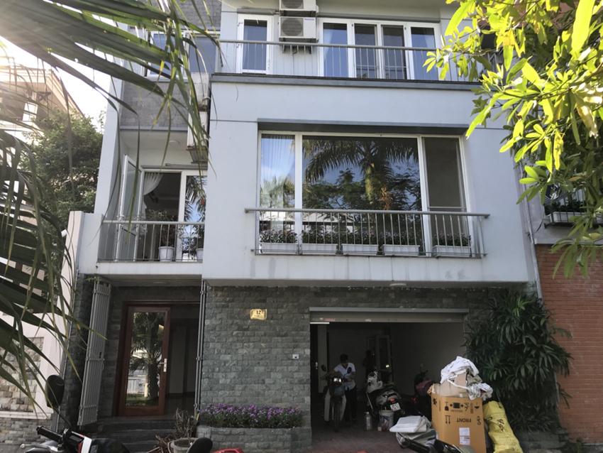 Unfurnished house facing to lake in Dang Thai Mai for rent 