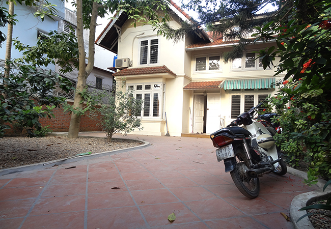 Unfurnished house for rent in Au Co, big yard 