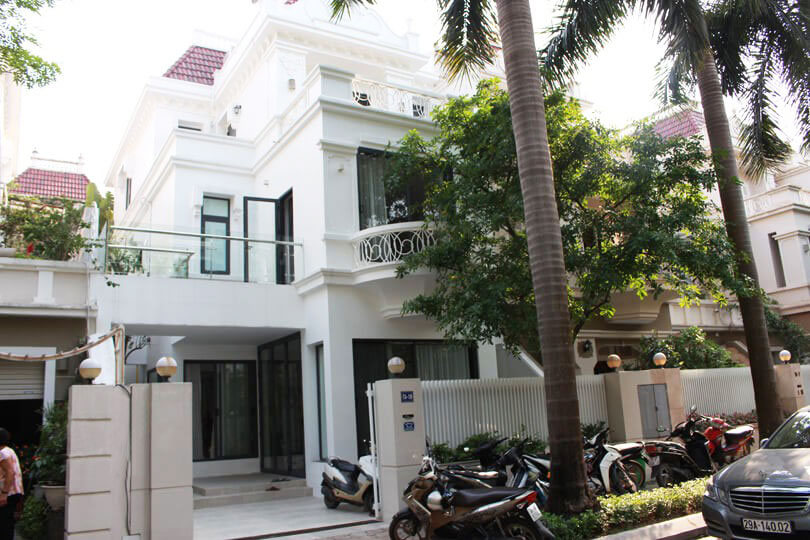 Villa with nice yard for rent in T block, Ciputra 
